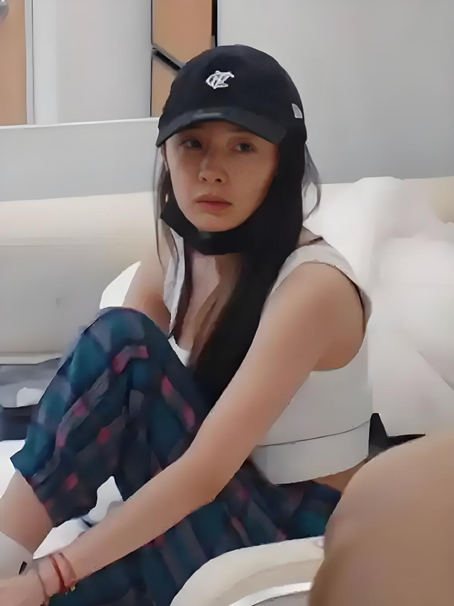 杨幂baby旧照曝光！万万没想到，女明星私下里陪大佬吃饭都是素颜