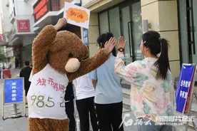 今日，新疆23.26万名考生奔赴高考图片