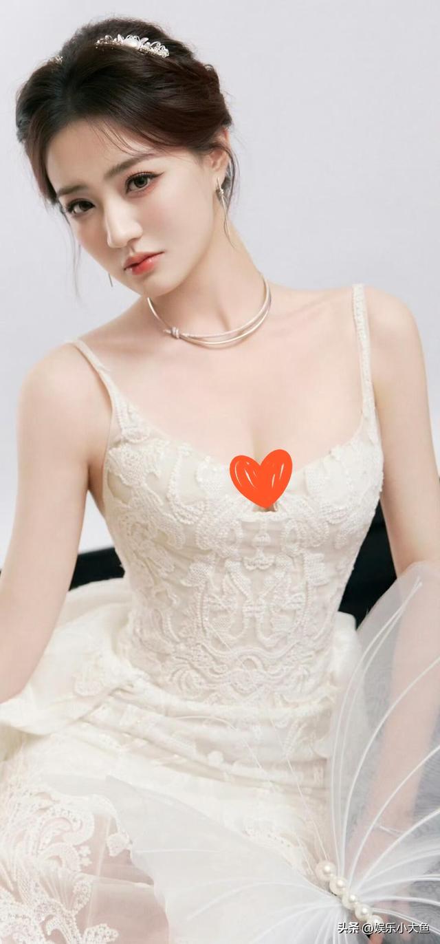 徐璐出席搜狐时尚盛典	，穿吊带蕾丝裙勾勒出曼妙身姿，灵动又漂亮