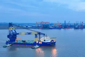 ​5000吨自航起重船“华夏鲲鹏01”轮出江图片