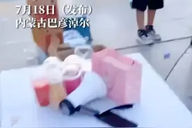 小孩卖西瓜汁被踢翻后续:广场舞大妈欲举报其非法摆摊,官方回应图片