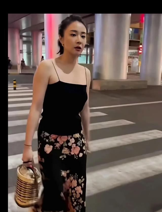 惊了！高叶机场造型太敢穿，黑吊带配花裤“大嫂”范直接溢出屏幕​
