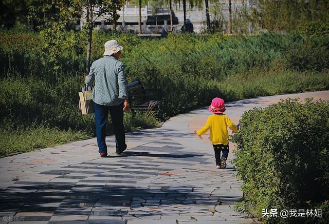 写给所有帮女儿带孩子的姥姥，5句忠告，很智慧，要收好