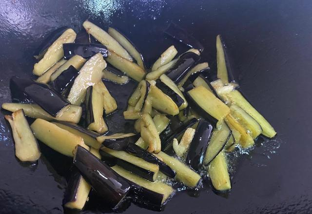 家常茄子煲｜鲜香入味，一锅搞定下饭菜，连汤汁都能拌光三碗饭！