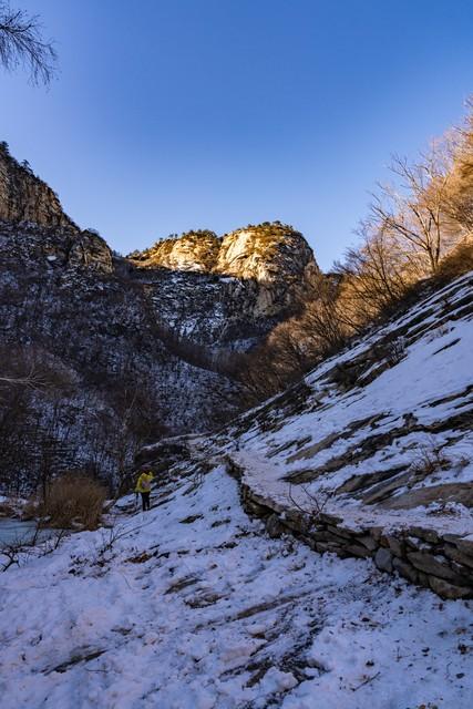 冬季户外徒步登山：莫让美景成“险境”