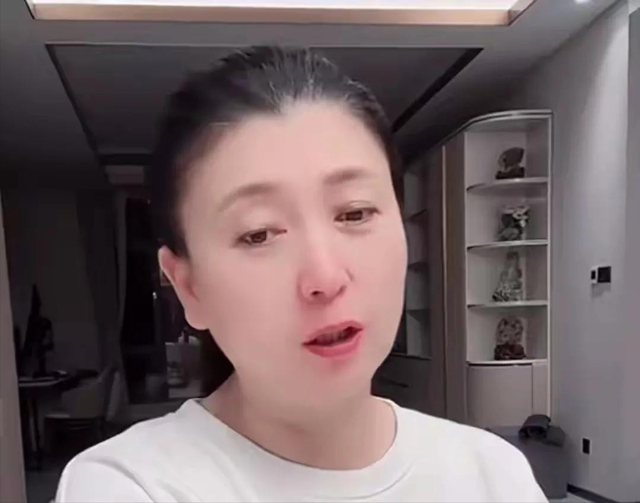 道歉不到24小时，闫学晶再迎三大噩耗，她儿子可能30万都赚不到了