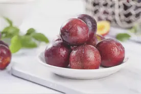 传言“李子树下埋死人”，吃李子真的对身体有害吗？真相是......图片