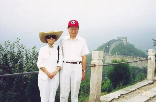 知情人曝杨振宁离世前状况，摔跤或是罪魁祸首，翁帆疑似早有察觉