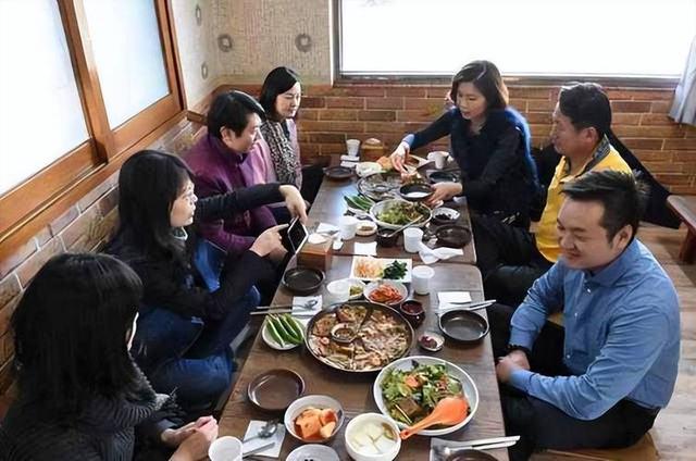 免签浪潮持续火热，韩国游客扎堆到上海，餐厅免费西瓜被吃的精光