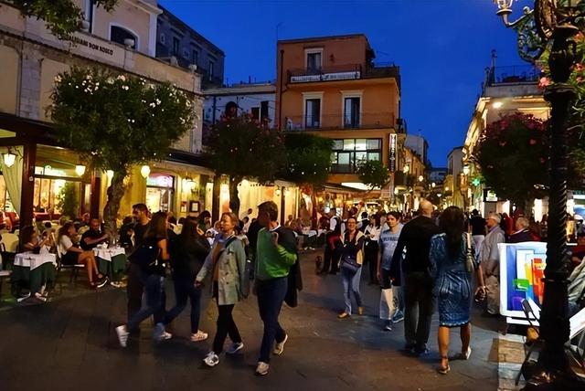 说到出国旅游，“最瞧不起”中国游客的，为什么往往是中国人？