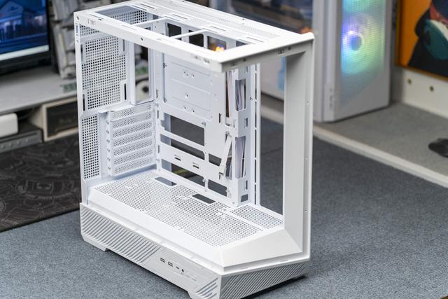 微星 MAG PANO 131 PZ WHITE 白龙机箱评测：装机超容易的海景房机箱