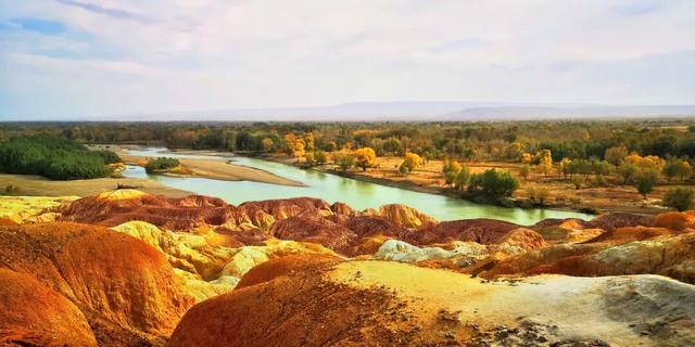 上帝调色盘 新疆“五彩滩”