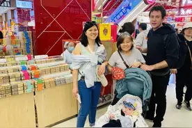 从中国茶叶买到二次元手办，外国游客在上海扫码刷卡“买买买”图片