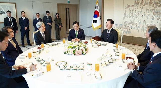 刚访华就被泼脏水，李在明的反击	，撕下了韩国某些政客的遮羞布