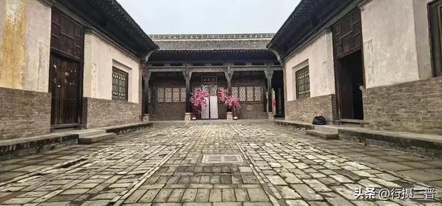 汉服古韵迎佳节 别样三八绽芳华——万荣李家大院妇女节人气火爆