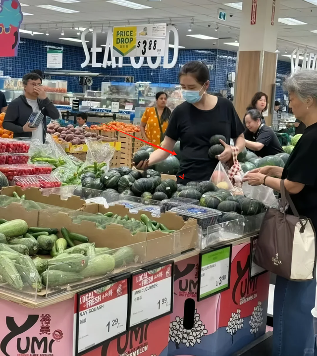 58岁王祖贤温哥华逛菜市场，大腹便便，穿裤衩拖鞋，女神形象全无