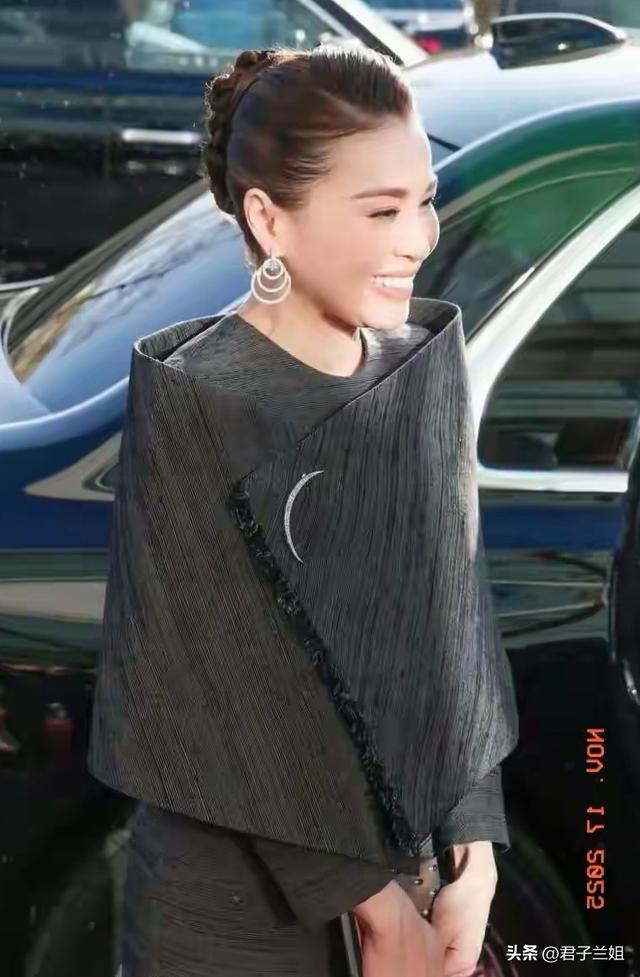 泰王不懂妻美！和苏提达王后参观北京航天城，本人状态表情很严肃