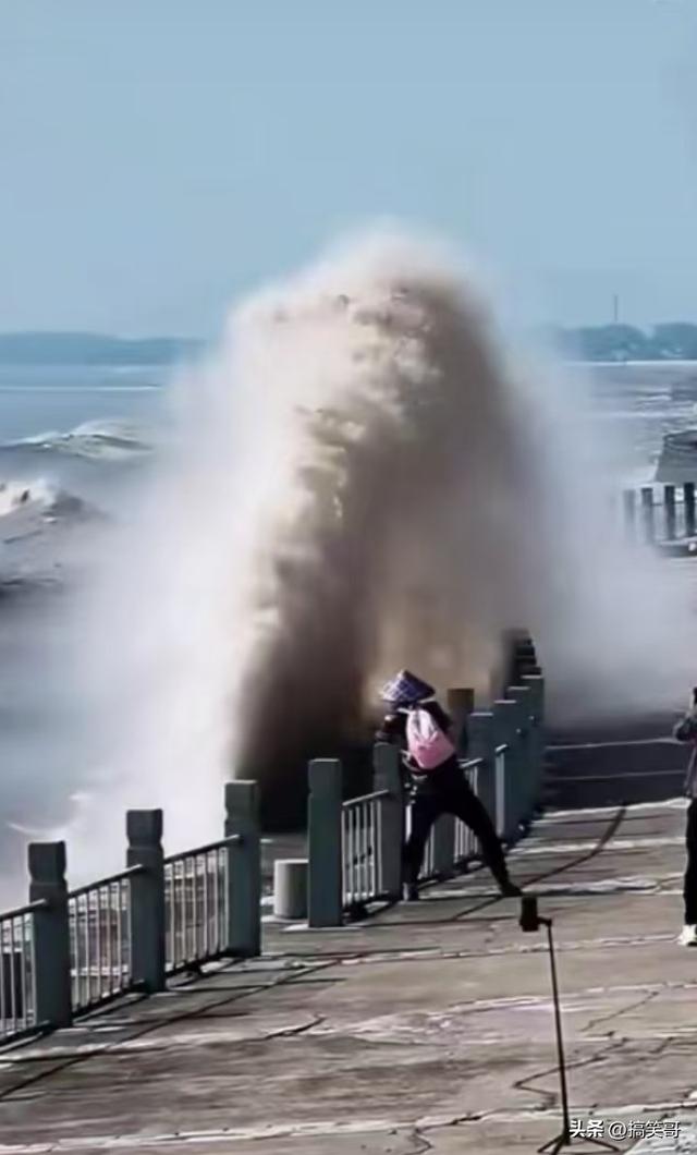 千年浪潮涌入钱塘江，震撼上空上演历史画卷。