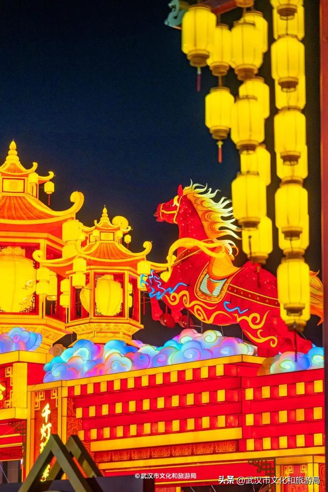 武汉最大发财树，三层楼高，明天亮！