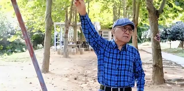 79岁李保田现状：定居山东衰老明显，儿子李彧太像父亲的“翻版”