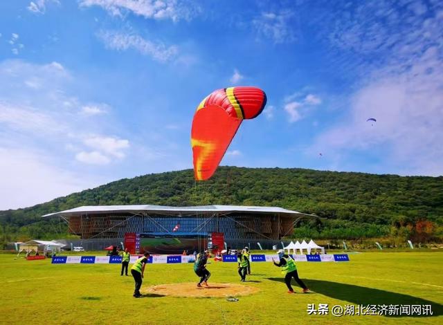 【中国经济时报】亮相中国博览会！滑翔伞定点世界杯总决赛获评2025年全国体育旅游精品项目！