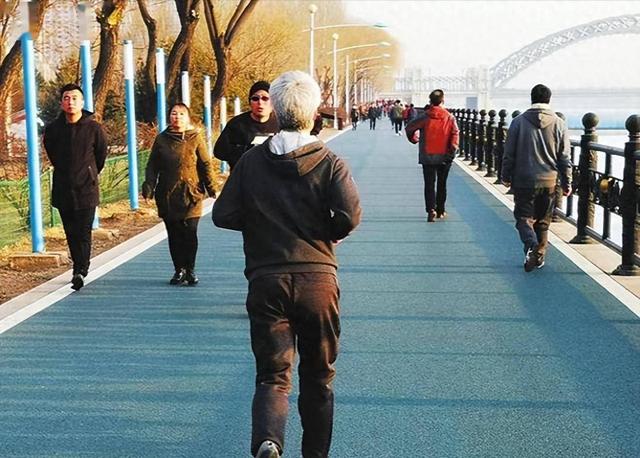 医生：走路是最好的运动！你天天走却没效果！因为你没做到这4点