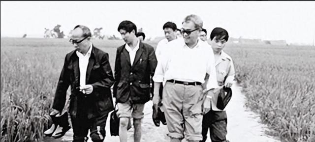 他是华国锋的接班人一心为国操劳	，晚年回到家乡当农民