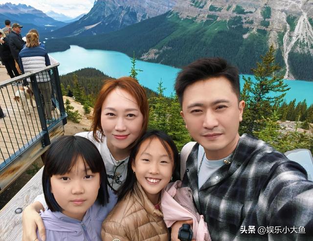 主持人杨帆一家在加拿大旅行，俩女儿一个像爸一个像妈，好幸福