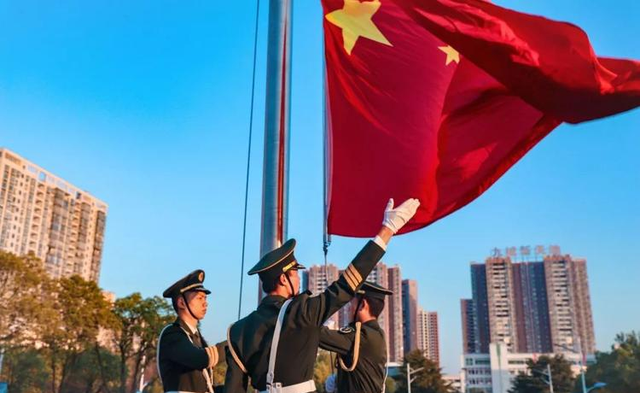 全面反华？卡尼正式通知中国：加征25％关税，中企必须卷铺盖走人