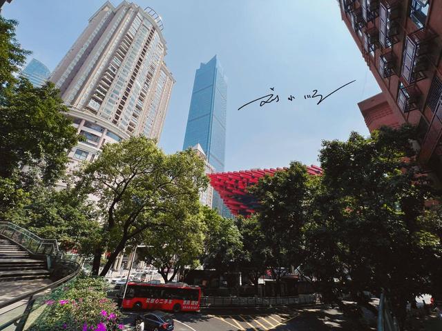 重庆市中心竟藏着一栋“筷子怪楼”？外形太吸睛，已成网红打卡点