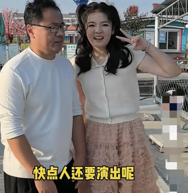 大艺被父母捧过头，王老师会钻营 身份不一般 …网友质疑：公平吗？