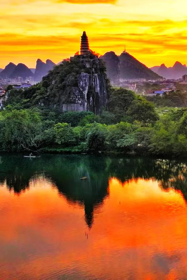 桂林：塔山红霞天地辉！