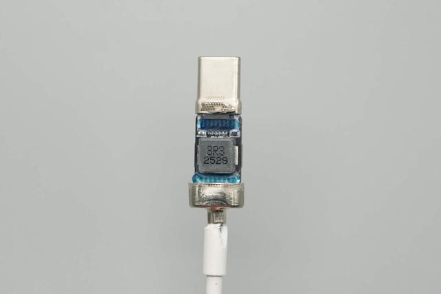 完美适配iPhone 17系列新机，谷歌25W Qi2.2磁吸无线充电器拆解