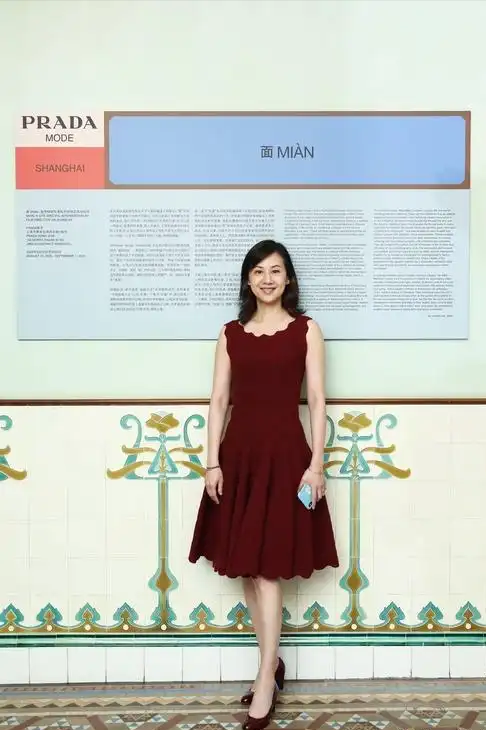 她是金牌美女主持，嫁上海首富生3个孩子，54岁看着像34岁好年轻