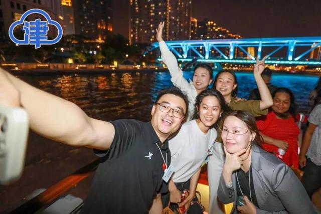 “文明对话”嘉宾夜游海河：在璀璨灯影中感受城市温度与文化交融