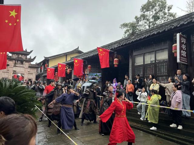 国庆首日“开门红”！昭化古城开启“人海”模式