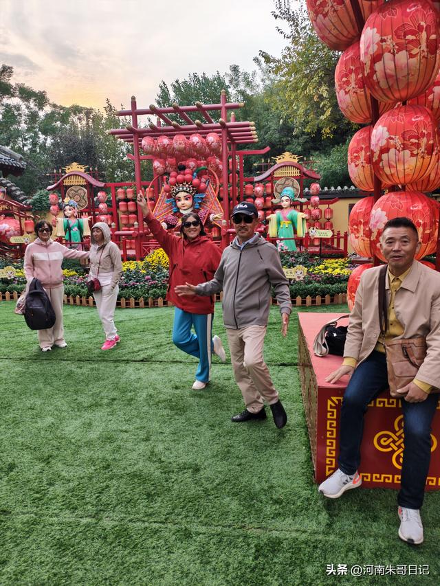 讲述我的写作故事43，《2025年开封赏菊记》。