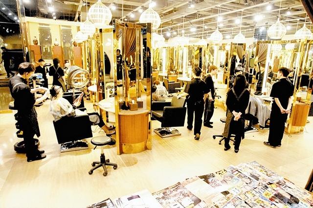 理发店迎来“倒闭潮”！明明没有电商冲击，为啥把自己逼上绝路？