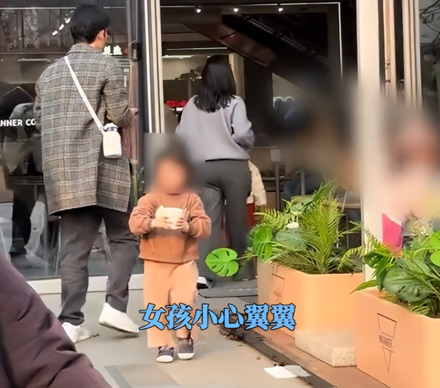女孩打翻水杯后续：母亲正脸被扒，疑出言反驳网友，丢人丢到国外