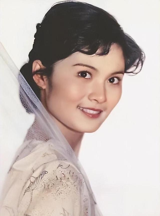 她是天生丽质的美女演员，嫁给军委副主席之子，离婚后成知名画家