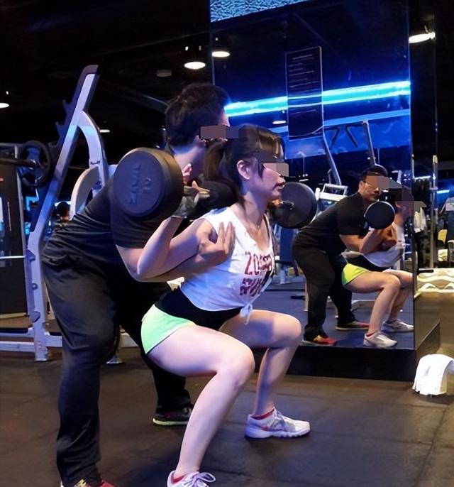 举报妻子出轨教练后续！正脸曝光，抓奸场面炸裂，更多偷情照流出