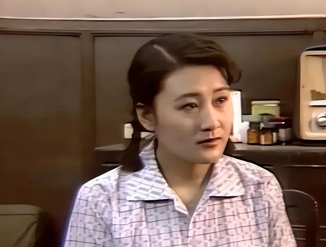 万万没想到，被全网抵制的张凯丽，因看阅兵时一个举动，口碑暴增