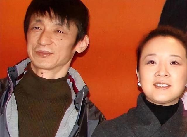 她是国家一级女演员，多次给丈夫戴绿帽，重病丈夫坐轮椅也不离婚