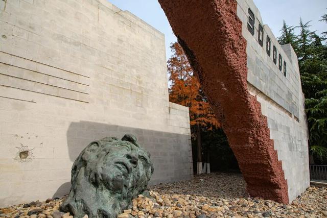 一条穿越黑暗，抵达光明的铭记之路！