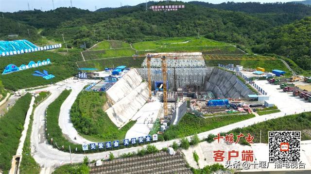 引江补汉工程出口段首段输水主隧洞贯通