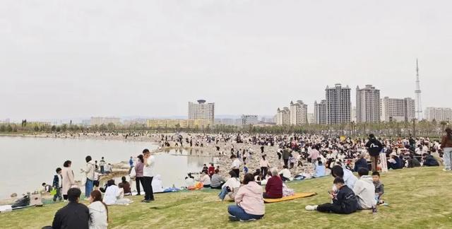 运城市中心藏了一片“海”！走，带你去看治愈系沙滩