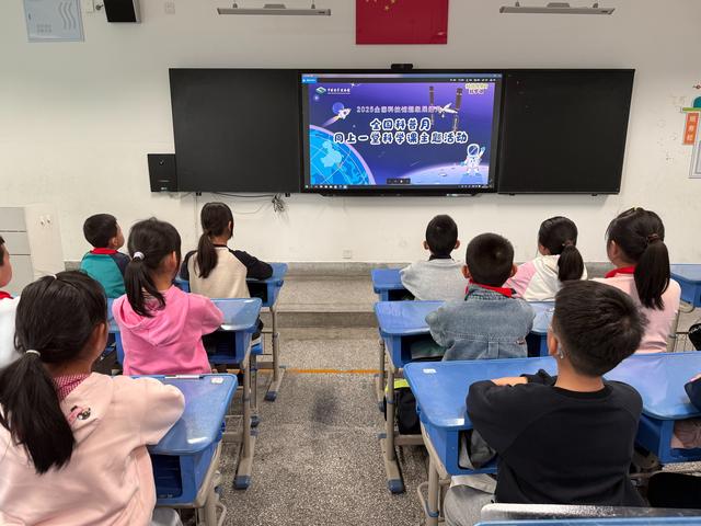 同上一堂科学课：航天英雄杨利伟点燃青海学子航天梦