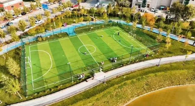 临夏秋日：在暖阳里邂逅街巷与公园的诗意