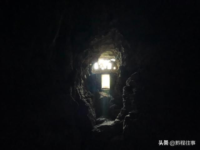 偏远乡野中寻找一个古寺遗址，探险一个深邃溶洞