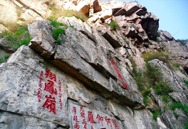 老人为何非要爬泰山？看见“石敢当”和封禅台，才懂这不是普通山